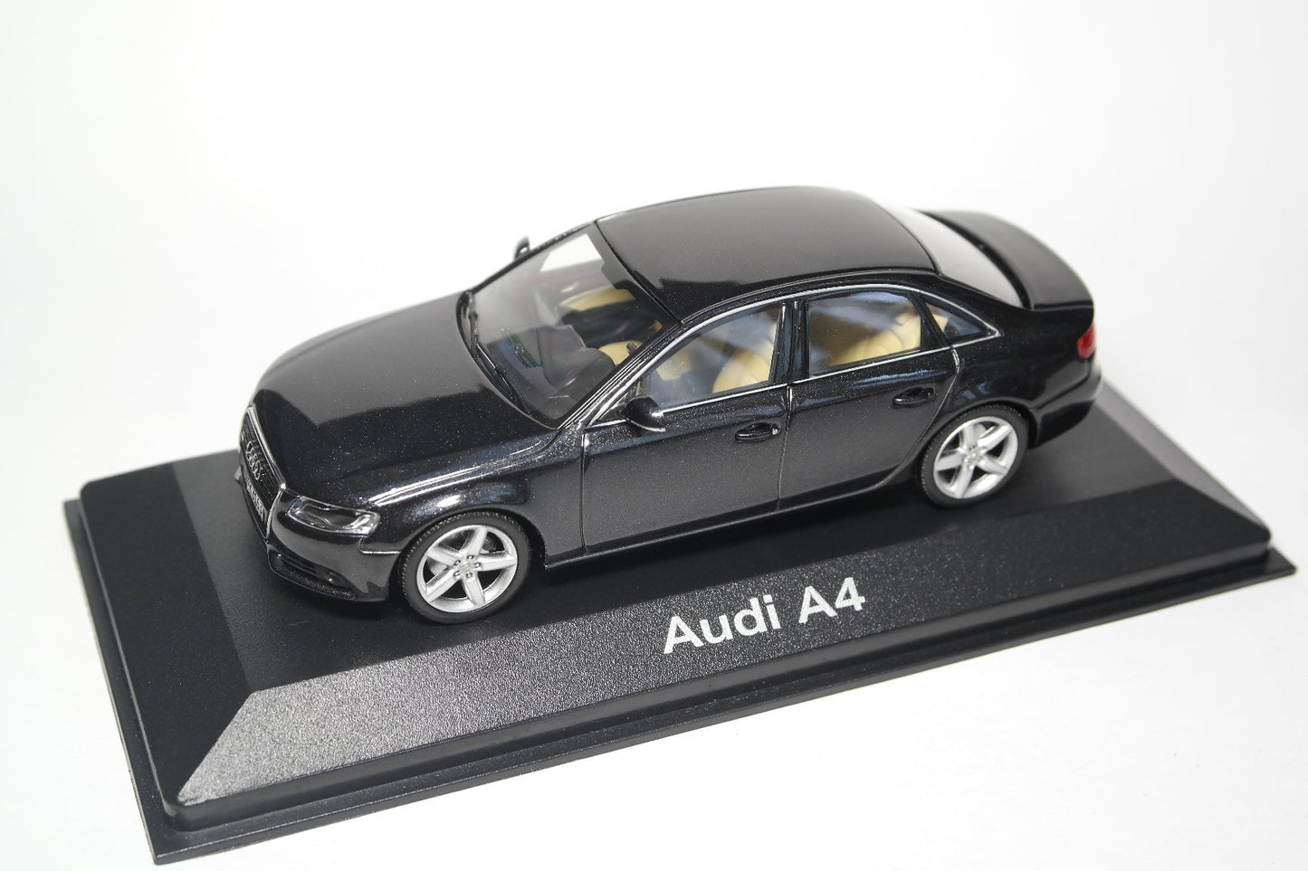 Carro A Escala 1:43 Audi A4 Phantom Black