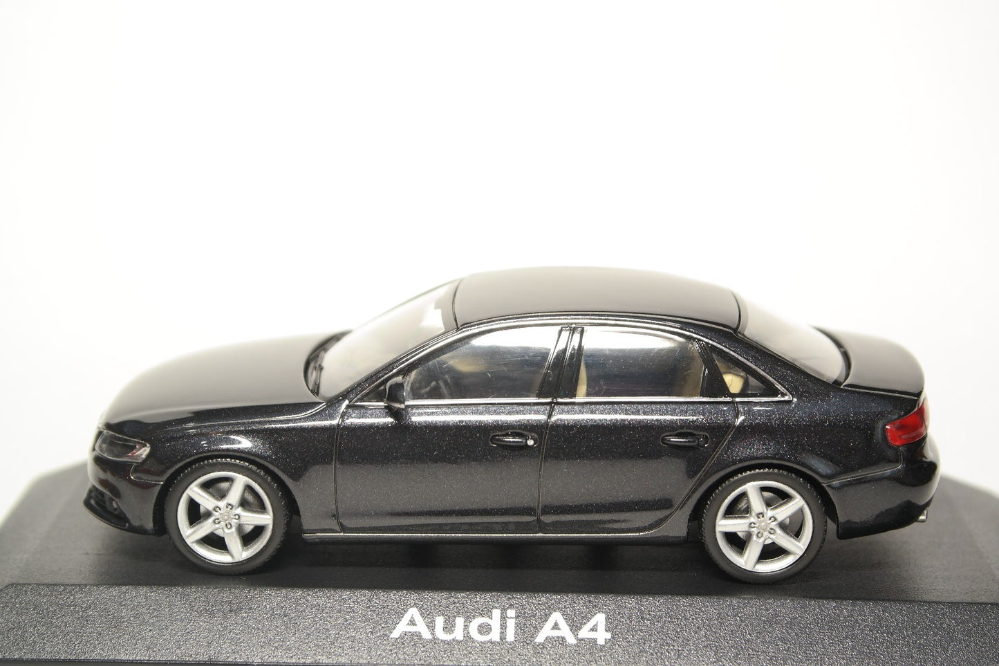Carro A Escala 1:43 Audi A4 Phantom Black
