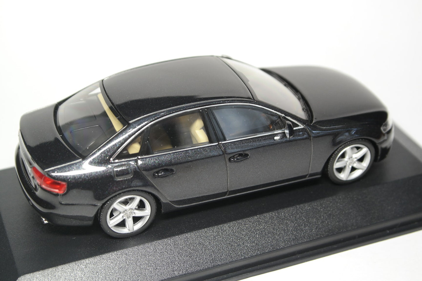 Carro A Escala 1:43 Audi A4 Phantom Black