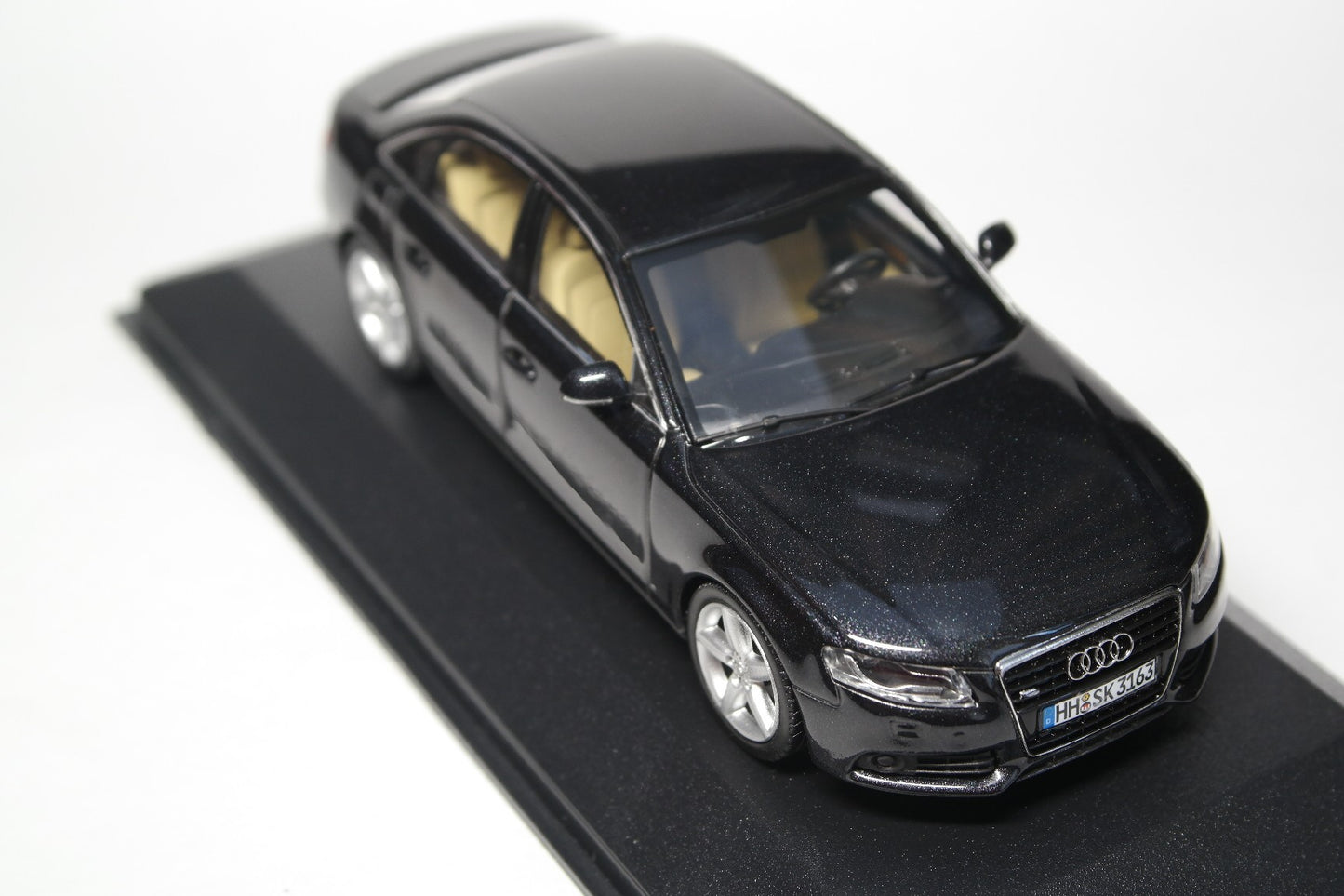 Carro A Escala 1:43 Audi A4 Phantom Black