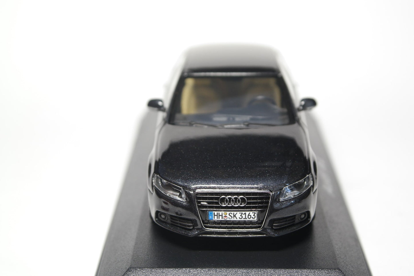 Carro A Escala 1:43 Audi A4 Phantom Black