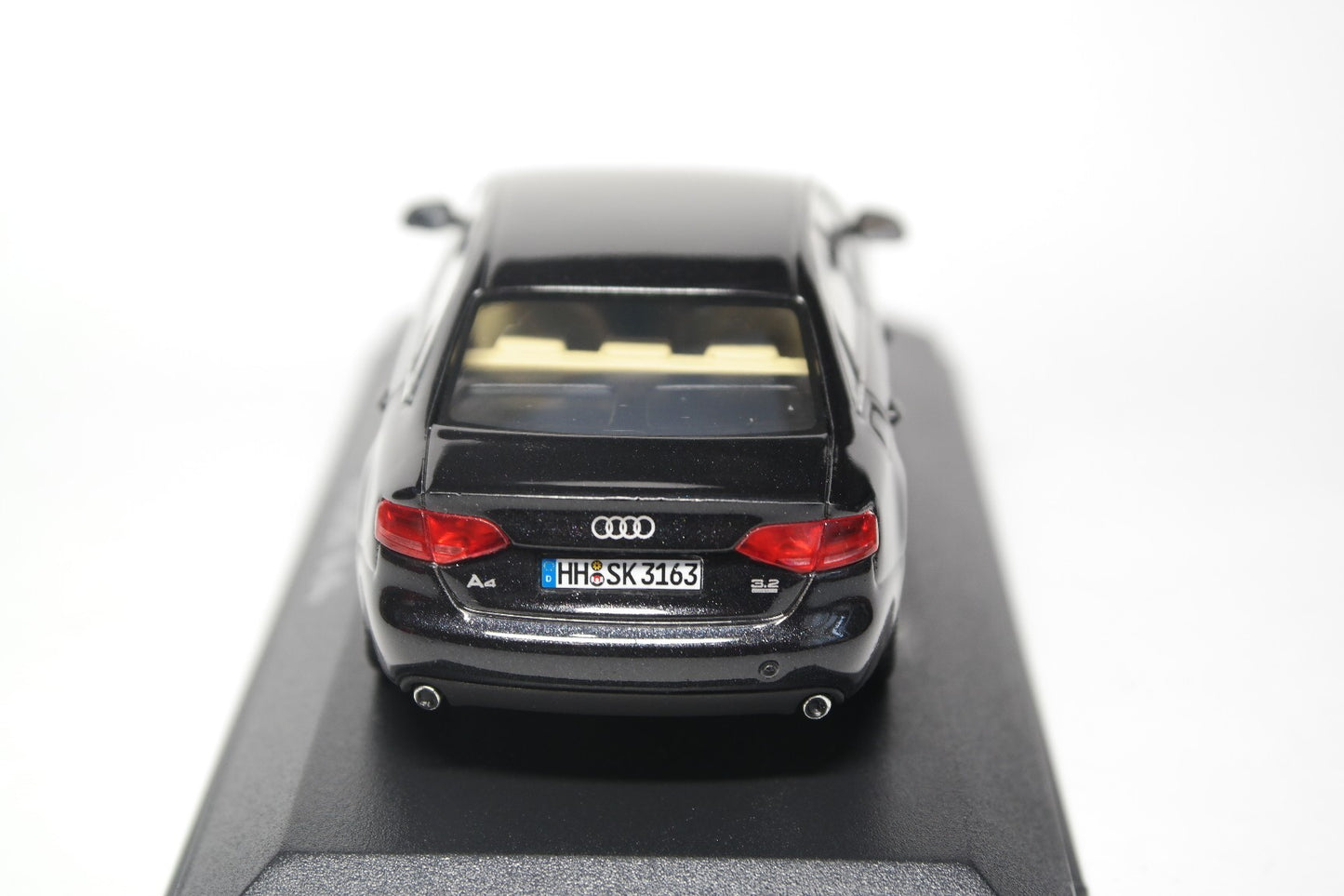 Carro A Escala 1:43 Audi A4 Phantom Black